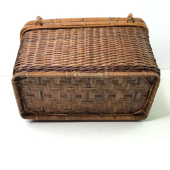 Vintage Brown Delicate Woven Wicker Storage Basket Double Handles Hinged Lid - Picture 5 of 6
